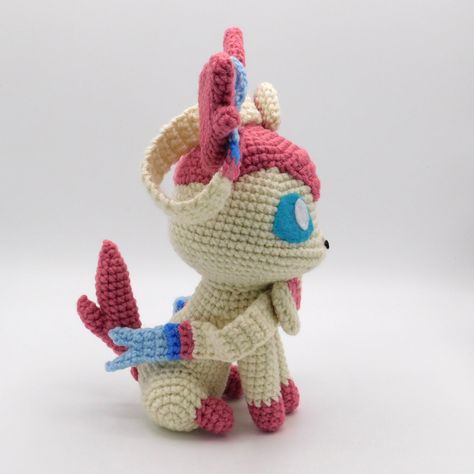 Sylveon Glaceon, Pikachu Crochet, Pokemon Crochet Pattern, Crochet Pokemon, Crochet Disney, Crochet Round, Diy Crochet Projects, Crochet Basics, Knitted Toys