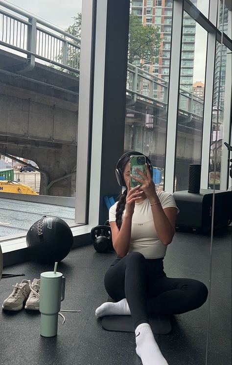 Working Out Gym Aesthetic, Aesthetic Work Out Pics, Go To The Gym Aesthetic, Girls Working Out Aesthetic, Gym Aesthetic Inspiration, Gym Awsthetic Girl, Clean Girl Gym Aesthetic, Gym Mom Aesthetic, Gym Aethstetic Girl