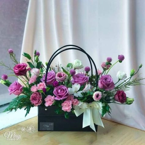 Purse Floral Arrangements, Box Of Flowers, Basket Flower Arrangements, Floral Art Arrangements, Spring Flower Arrangements, Church Flower Arrangements, Flower Bouquet Diy, Flower Box Gift, Creative Flower Arrangements