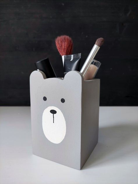 Diy Cute Pencil Holder, Pen Holder Diy Cardboard, Box For Pencils, Pencil Box Painting Ideas, Diy Pencil Holder Ideas, Cute Pen Holder Diy, How To Make A Pencil Holder, Diy Pencil Holder Desk Organizers, How To Make Pencil Holder