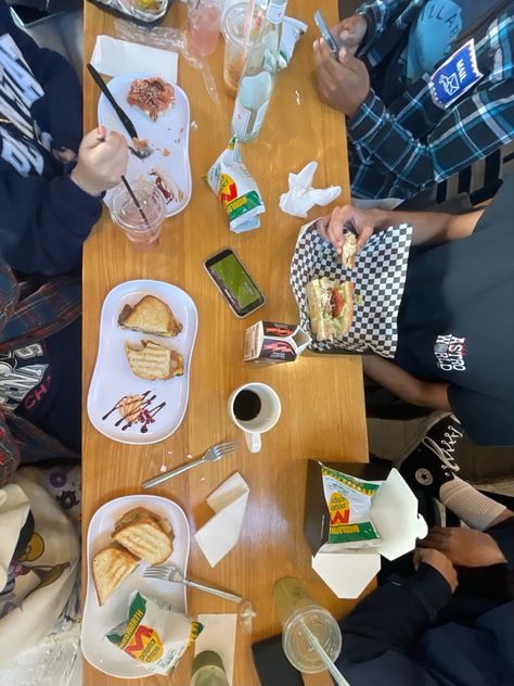 School Lunch With Friends Aesthetic, College Lunch Aesthetic, Canteen School Aesthetic, Friends Lunch Aesthetic, Fun College Aesthetic, College Fun Aesthetic, Lunch With Friends Aesthetic, Friends At College, College Friends Aesthetic