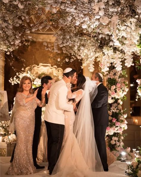 Jewish Bride, Jewish Wedding Ceremony, Jewish Weddings, Homepage Template, Surprise Wedding, European Wedding, Floral Event Design, Happy Couples, Dream Wedding Ideas Dresses