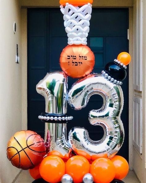 Sports Balloon Bouquet, Basketball Balloon Bouquet, Sports Day Decoration, Basketball Themed Birthday Party, Pokemon Balloons, Basketball Theme Birthday, Basketball Theme Party, Balloon Garland Diy, Its A Boy Balloons