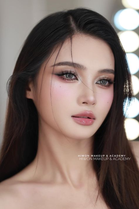 Make Up Wedding Korea, Douyin Wedding Makeup, Thai Makeup Looks Wedding, Asian Makeup Trends, Thai Makeup, Green Dress Makeup, Makeup Layout, Korean Photoshoot, Asian Makeup Looks