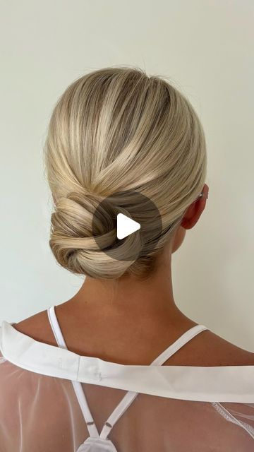 LUXURY ON SITE BEAUTY TEAM on Instagram: "Hey beautiful brides-to-be! As we head ino the final months of 2024, it’s time to get inspired by the hottest bridal hairstyles that are making waves this year. Whether you’re dreaming of classic elegance or modern chic, these trending styles are perfect for your big day. Here’s a roundup of the most popular bridal hairstyles of 2024 to help you find your perfect look:

1. Ballerina Bun: Sleek and elegant, the ballerina bun is a classic choice that adds a touch of sophistication to any bridal look. It’s perfect for showcasing a stunning veil or delicate accessories. 
2. Party Pony: For a fun and modern twist, the party pony offers a chic, high ponytail with added volume. It’s a playful yet polished option that keeps you looking fabulous all day. 
3 Mesi Hairstyle Bun, Party Buns Hairstyles, Elegant Ponytail Hairstyles Wedding, Pamela Anderson Bun, Bun Sleek, Classy Bun, Classic Bridal Look, Bridal Ponytail, Hairstyles Bride