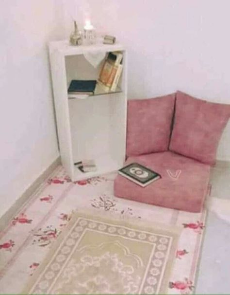 Praying Room, Muslim Prayer Room Ideas, Decoraciones Ramadan, Prayer Room Ideas, Designing Home, Prayer Corner, Islamic Decor, Muslim Prayer, Prayer Room