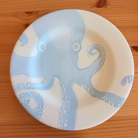 Octopus on a plate, pottery painting, before firing Dolphin Pottery Painting, Octopus Pottery Painting, Poetry Painting Ideas Plate, Sea Themed Pottery Painting, Colour Me Mine Ideas, Sea Pottery Art, Creative Space Keramik Ideas, Plate Pottery Painting, Pottery Painting Inspiration