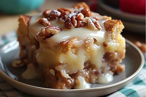 Pecan Pie Bread Pudding - recipestasteful Pecan Pie Bread, Pecan Bread Pudding, Pecan Pie Bread Pudding, Best Bread Pudding Recipe, Bread Pudding Recipe, Pecan Pie Recipe, Bread Recipes Sweet, Dessert Bread, French Bread