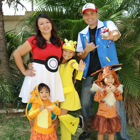 Pokemon Ash Charizard, Pokemon Costumes Diy, Pokemon Family, Pokemon Halloween Costume, Girl Group Halloween Costumes, Diy Pokemon, Toddler Boy Halloween Costumes, Pikachu Pokeball, Pikachu Costume