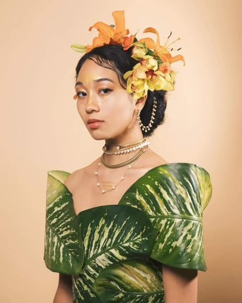 Stacked necklaces, ear crawlers and Filipiniana out of leaves ✨ Filipino Hair, Filipino Clothing, Filipino Fashion, Filipiniana Dress, Filipino Art, Philippines Culture, Filipino Culture, Shotting Photo, Arte Inspo