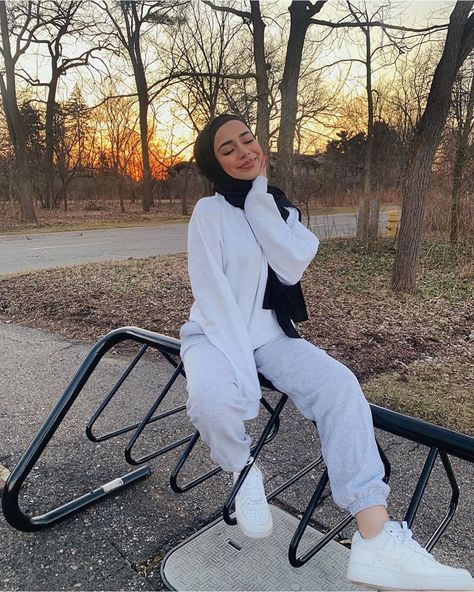 Batul Bazzi on Instagram: “i love sunsets . . ad | wearing @nominal’s crew neck & arabic letter necklace😍 go check them out!” Hijabi Streetwear, I Love Sunsets, Hijabista Fashion, Estilo Hijab, Stile Hijab, Street Hijab Fashion, Modern Hijab Fashion, Hijab Fashionista, Mode Turban