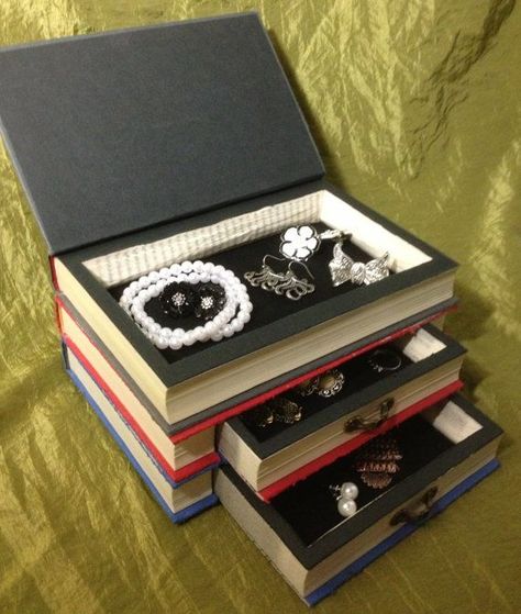 Jewelry Box Ideas, Hantverk Diy, Old Book Crafts, Diy Jewelry To Sell, Recycled Books, Crochet Geek, Upcycle Books, Jewelry Box Diy, Handmade Jewelry Box