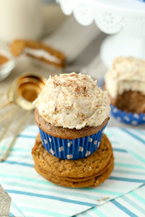 These Oatmeal Cream Pie Cupcakes start with a spice mix cake mix with some added brown sugar, cinnamon and nutmeg. The frosting is a creamy marshmallow-cinnamon frosting with some Little Debbie Oatmeal Cream Pies mixed into the frosting. Cream Pie Cupcakes, Oatmeal Cupcakes, Oatmeal Cream Pie, Beyond Frosting, Recipe Oatmeal, Carrot Desserts, Easy Vanilla Cupcakes, Cinnamon Frosting, Brown Sugar Cakes