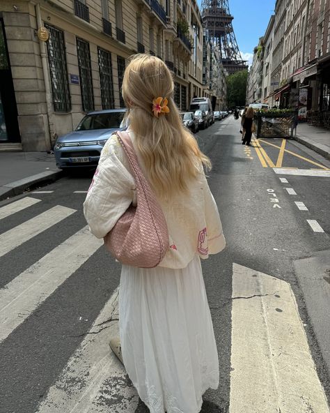 Paris with mom 🌷💫💌 #parisstyle #parisvibes #styleinspo #flowerhairclip #outfitideas #ootd #pinterest Brookie Yancey, Casual Feminine Outfits, Feminine Outfit Ideas, Feminine Aesthetic Outfits, Long Pink Skirt, Winter Ashby, Light Feminine, Feminine Outfits, Instagram Paris