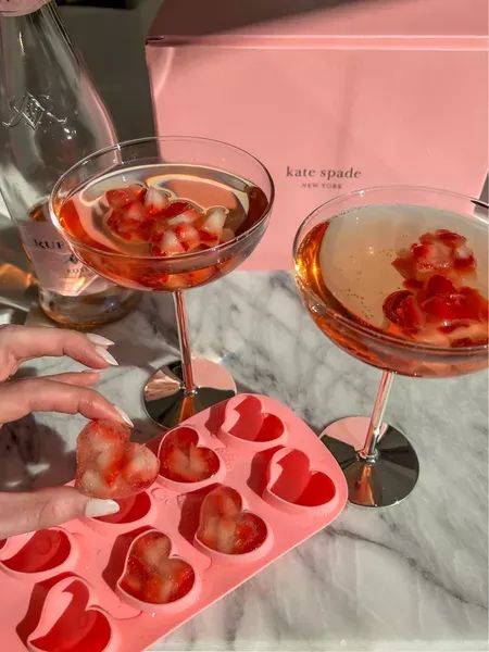 The prettiest Valentine’s Day champagne glasses from Kathy Kuo Home! These are so cute for cocktails or mocktails for your date night or Galentine's. Tap to shop! Galentines Day Girls Night, Galentines Dinner Party, Cocktail Night Aesthetic, Anti Valentines Day Party, Valentines Bachelorette, Valentines Dates, Galentines Party Ideas Girls Night, Galentines Party Ideas, Galentines Aesthetic