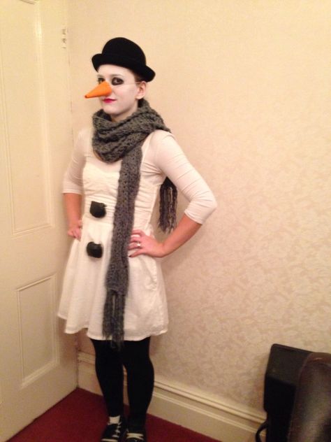 Snowman fancy dress Snowman Costume Woman, Christmas Party Outfits Funny, Christmas Characters Dress Up, Christmas Costumes Ideas, Christmas Eve Dinner Outfit, White Christmas Costume, Snowman Fancy Dress, Santa Hat Outfit, Christmas Character Costumes