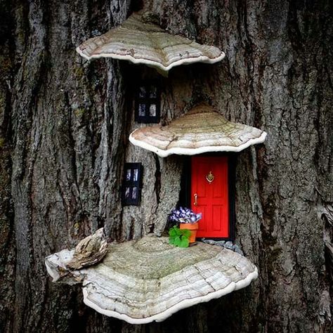 Fairy Houses Casa Do Hobbit, Miniature Fairy Garden Diy, Fairy Garden Design Ideas, Fairy Tree Houses, Fairy House Diy, Fairy Statues, Fairy Garden Designs, Fairy Garden Crafts, Faeries Gardens