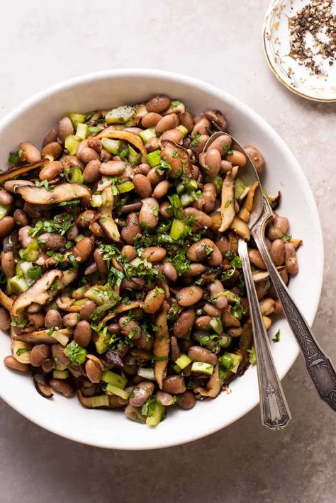 Wanna get more beans into your diet? This meal prep-able, flavor-packed, and easy to make pinto bean salad is an awesome way to switch up your bean game. thenewbaguette.com Pinto Bean Salad, Keto Diet For Vegetarians, Pinto Bean Recipes, Pinto Bean, Seasoned Rice Vinegar, Mushroom Salad, Shiitake Mushrooms, Vegetarian Meal, Salad With Sweet Potato