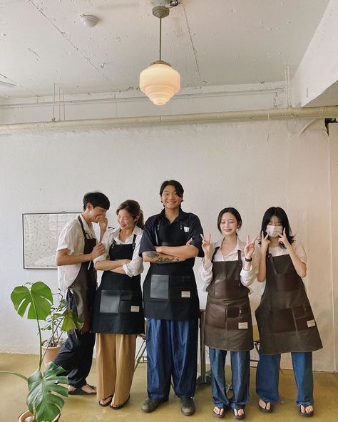 Barista Uniform, Barista Outfits, Cafe Uniform, Waiter Uniform, Cafe Apron, Cute Cafe, Korean Casual Outfits, Figure Poses, Dynamic Poses