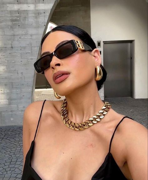 Balenciaga Sunglasses Outfit, Stylish Sunglasses Women, Sunglasses Trend, Fancy Glasses, Sunglasses 2023, Dope Jewelry Accessories, Balenciaga Sunglasses, Fashion Illustrations Techniques, Chic Sunglasses