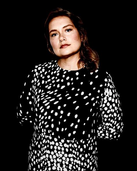 Merritt Wever on Netflix’s ‘Unbelievable,’ Acting, and Emmys Dramatic Headshots, Merritt Wever, Emily Vancamp Revenge, Sigourney Weaver The Ice Storm, Sigourney Weaver 2022, Nurse Jackie, Kaitlyn Dever, Female Actors, Netflix Dramas