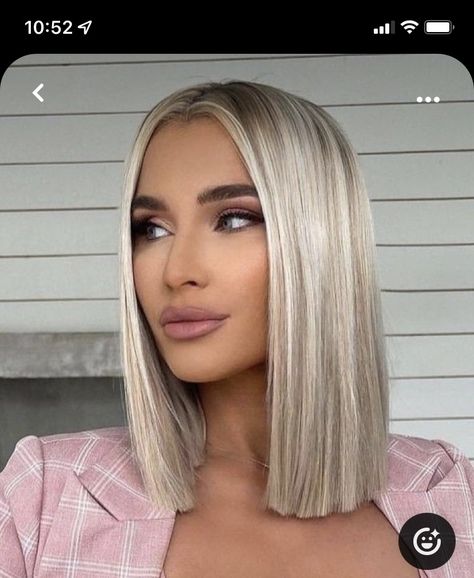 Lips 2023 Trend, Platinový Blond, Short Platinum Blonde Hair, Blonde Hair With Roots, Ice Blonde Hair, Tan Skin Blonde Hair, Bob Hairstyles Short, Straight Blonde Hair, Smink Inspiration