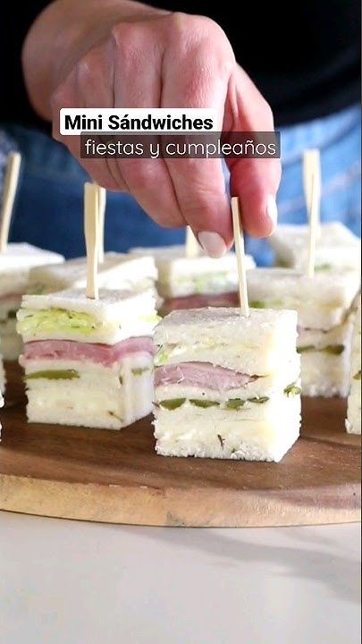 Mini Sandwich Ideas, Mini Sandwiches For Parties, Sandwich Party, Canapes Faciles, Christmas Buffet, Party Sandwiches, Mini Sandwiches, Catering Ideas Food, Tea Sandwiches