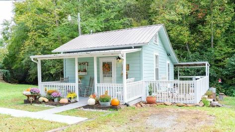 Tiny Farmhouse, Cottage Tiny House, Small Beach Houses, Tiny House Big Living, Pole Barn House Plans, Tiny Cottage, Beautiful Cottages, Cottage Plan, Small Cottage