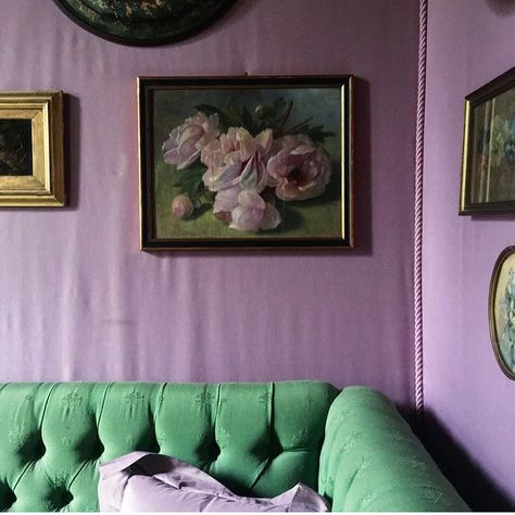 KALINA (@kimkalinowski) on Instagram: “First day of March always feels like the first day of Spring to me. I have daffodils in every room…” Green Purple Aesthetic, Dorm Vibes, Lilac Room, Living Room Sconces, 2023 Color Trends, Tub Room, Lavender Walls, Lavender Room, Green Living Room Decor