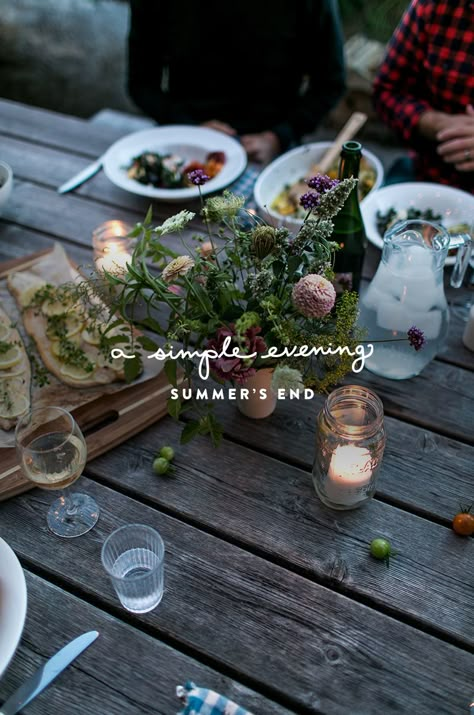 A Simple Evening: Summer's End - Fresh Exchange Picnic Table Dinner Party, Unique Home Decor Ideas, Home Decor Ideas Farmhouse, Summer Dinner Party, Outdoor Dinner Parties, Dinner Party Summer, Dinner Party Themes, Apartment Decoration, Summer Dining