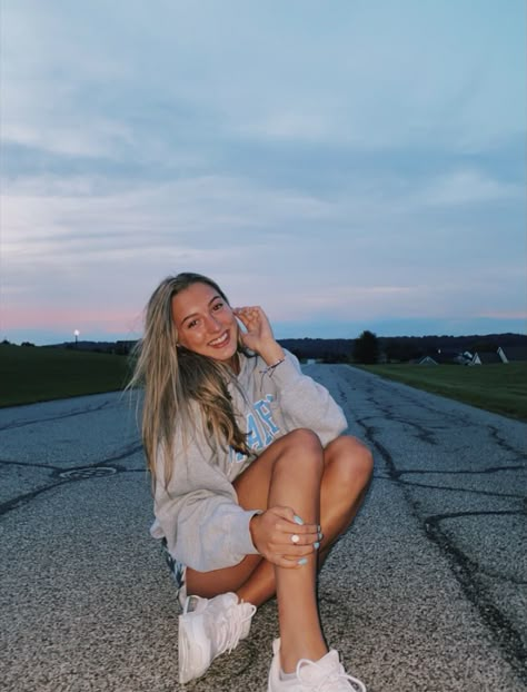 1 Person Picture Ideas, Summer Sunset Photoshoot, Poses For Cute Pictures, Sunset Photo Shoot Ideas, Outside Pic Ideas, Instagram Worthy Poses, Insta Photo Ideas Sunset, Sunset Instagram Pictures Field, Sunset Picture Poses