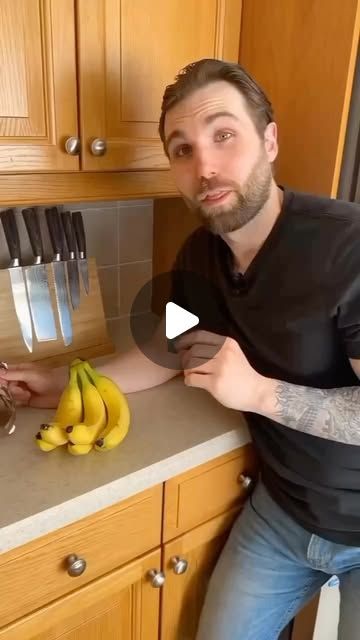 Healthy | Life | Tips on Instagram: "👨‍🍳 The Best Way To Store Fruit. Great content by healthwithcory. Follow him for more!!!

🍌 Bananas: On the counter wrapped with foil like this, because it helps to stop the release of ethylene gas so the fruit ripens slower and more evenly.

🫐 Blueberries- Rinse them, dry them and place them in an airtight container in single layers with a paper towel between each layer. This will ensure you minimize moisture buildup as best as possible.

🍇 Grapes- Soak them for 2 minutes in vinegar, then allow them to dry and store them in an airtight container lined with paper towels in the fridge.

🍅 Tomatoes- On the counter upside down, so it creates a small barrier against the oxygen, slowing down the potential growth of mold.

🍎 Apple slices- Soaking them Healthy Life Tips, Store Fruit, Spiced Fruit, Airtight Containers, Paper Towels, Life Tips, Kitchen Tips, Apple Slices, The Fruit