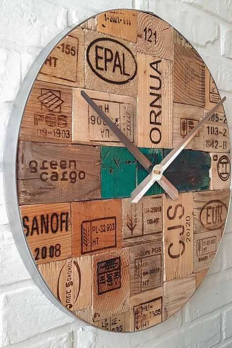 Pallet Clock, Wood Clock Design, Old Cartoon Network, Made From Pallets, Craft Projects For Adults, Liquor Dispenser, How To Make Wall Clock, Wood Vase, Clock Art