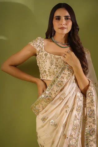 Silk Saree Blouse Designs Short Sleeve, Blouse With Chiffon Saree, Short Sleeve Saree Jacket, Square Neckline Blouse Saree, Short Neck Blouse Design, Saree Blouse Styles Short Sleeves, Lehenga Blouse Designs Square Neck, Short Sleeve Blouses For Saree, Back Square Neck Saree Blouse