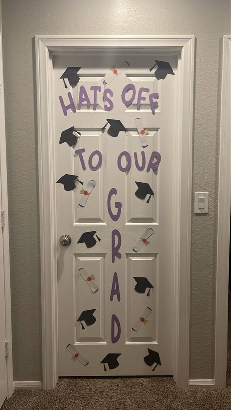 Graduation Room Decoration Ideas, Graduation Room Decor, Grad Week Ideas, Party Door Decoration, Graduation Door Ideas, Graduation Wreaths For Front Door, Graduation Door Decorations, Basket 2022, Graduation Wreath