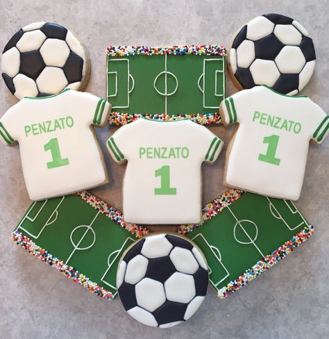 Soccer Cookies Decorated, Birthday Cookies Decorated, Soccer Cookies, Soccer Theme Parties, Soccer Birthday Cakes, Sports Themed Cakes, Electric Whisk, Football Cookies, Football Parties