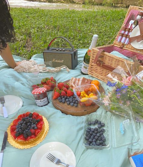 Pizza Picnic Date, Pizza Picnic, Sparkling Apple Cider, Picnic Date Food, Chill Aesthetic, Picnic Summer, Picnic Date, Spring Celebration, Picnic Food