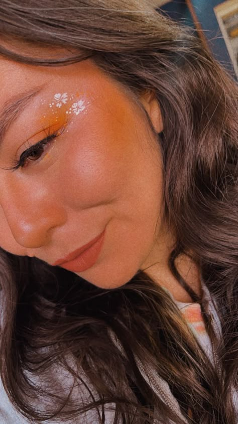 Eyeshadow, makeup, orange, hibiscus, summer, eyeliner Luau Party Makeup, Hawaiin Theme Makeup, Hawaiian Party Makeup, Hibiscus Flower Eye Makeup, Hawaiian Flower Face Paint Easy, Hawaiian Party Makeup Ideas, Hawaiian Makeup Look Eye, Surfer Makeup Look, Hawaiian Theme Makeup