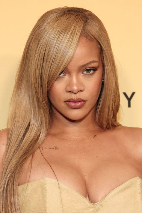 Rhianna Hair, Rhianna Hairstyles, Rihanna Blonde, Rihanna Hair, Rihanna Face, Black Hair 90s, Rihanna Fenty Beauty, Rihanna Love, Rihanna Hairstyles