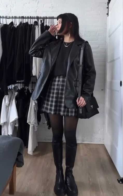 Dark Dresses Casual, Egirl Fall Outfit, Band Show Outfit, Girlie Grunge Outfit, Edgy Outfits 2024, Casual Goth Style, Black Outfits Curvy, Dark Aesthetic Outfits Winter, Rainy Day Goth Outfit