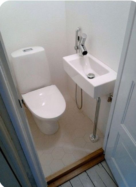 Bathroom Under Stairs, Toilette Design, Small Toilet Room, Bathroom Shower Design, Attic Bathroom, Downstairs Toilet, Bad Inspiration, Small Toilet, Toilet Room