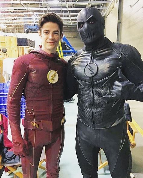 Grant Gustin (The Flash) & Zoom Behind the Scenes Zoom The Flash, Zoom Wallpaper, Flash Characters, Flash Funny, Flash Costume, Flash Comics, Flash Barry Allen, The Flash Grant Gustin, Reverse Flash