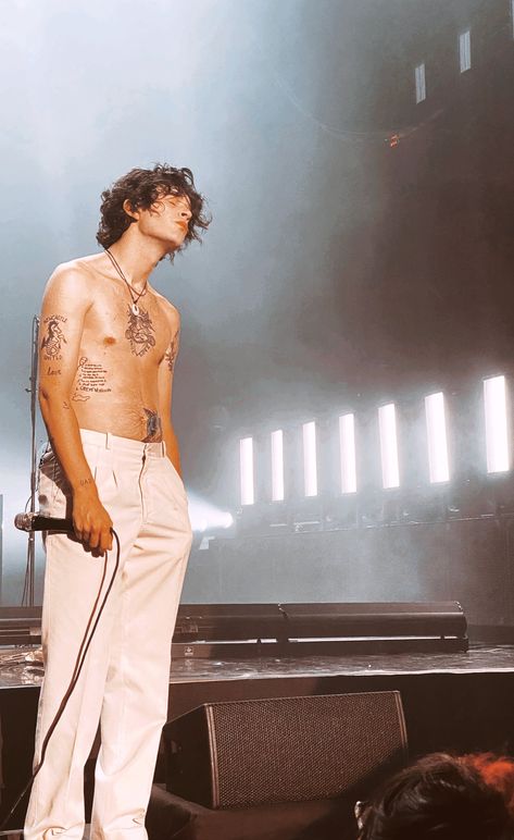 linds on Twitter: "I shot this on my phone at the Denver 2019 show and I’ve really been gatekeeping it ever since https://t.co/4HShn3ssG0" / Twitter Matty Healy Boyfriend Material, The 1975 Live, Ratty Healy, Matty 1975, Matthew Healy, Rough Week, George Daniel, Matt Healy, Marriage Material