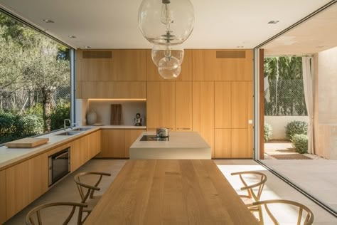 Dwell’s Favorite 60+ Modern Kitchen Design Photos And Ideas - Page 6 - Dwell Bulthaup Kitchen, Skiathos, Kitchen Photos, Open Kitchen, Architect Design, 인테리어 디자인, Kitchen Inspirations, Modern Kitchen Design, Kitchen Interior