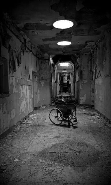 Dark Visions, Old Hospital, Creepy Ghost, Creepy Houses, Dark Art Photography, Creepy Images, Scary Art, Dark Photography, Abandoned Places