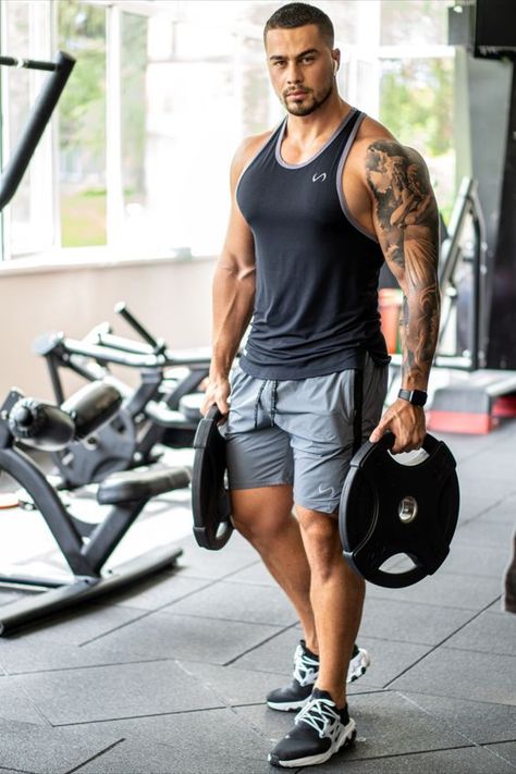 Foto Gym, Male Fitness Photography, Men Shoes Aesthetic, Best Sandals For Men, Gym Photoshoot, Moda Academia, Gym Photo, Gym Photography, Mens Vest Fashion