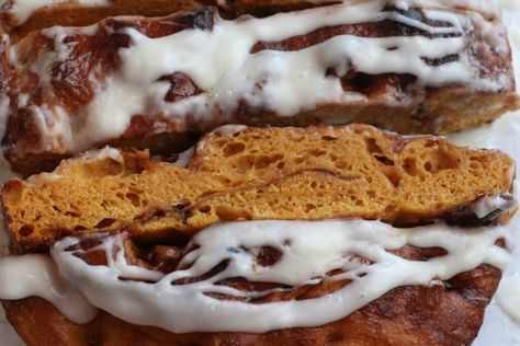 This Sourdough Pumpkin Focaccia has warm and comforting flavors of fall in every bite! A pumpkin focaccia dough filled with pumpkin spice and cinnamon and topped with a cream cheese frosting. Sourdough Discard Focaccia Cinnamon Roll, Pumpkin Sourdough Foccacia, Sourdough Pumpkin Roll, Holiday Sourdough, Apple Sourdough, Sourdough Sweets, Cinnamon Sugar Butter, Focaccia Dough, Sourdough Focaccia Recipe