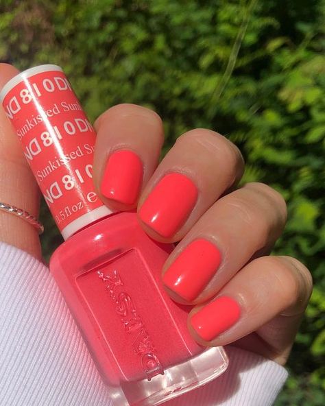 Neon Coral Gel Polish, Coral Hot Pink Nails, Pink Peachy Nails, Dnd 810 Sunkissed, Coral Pink Gel Nails, Bright Salmon Nails, Coral Sns Nails Colors, Coral Shellac Nails, Neon Coral Pink Nails