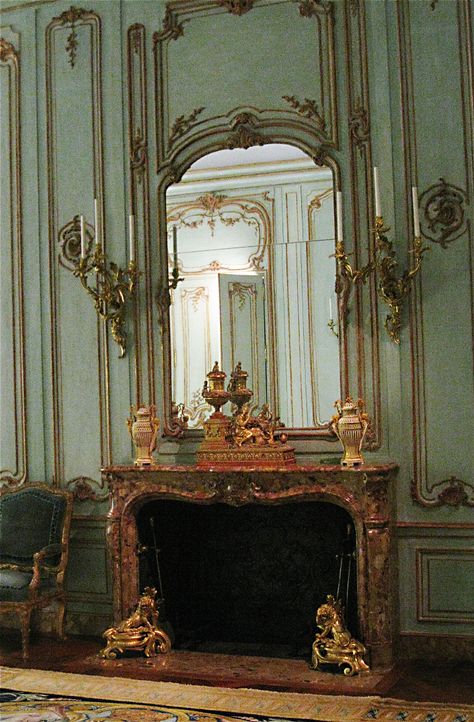 FRENCH ROOM MARBLE FIREPLACE: Breche d'Alep Marble, 1765. Part of the suite of historic French drawing rooms, state rooms and bedrooms at The Metropolitan Museum of Art, NYC. Christian Orlov Photograph 2015. Antique Fireplace Mantels Decor, Rococo Fireplace, Fireplace In Kitchen, Fireplace Victorian, Gold Fireplace, Italian Fireplace, Best Fireplace, French Room, Fireplaces Layout