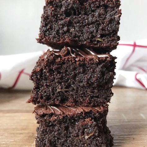 Low carb zucchini Brownie Bites - Healthy Life Trainer Low Carb Zucchini Brownies, Keto Zucchini Brownies, Zucchini Brownie, Zucchini Desserts, Baking Vegan, Brownie Bites Recipe, Zucchini Brownies, Keto Zucchini, Healthy Low Carb Dinners